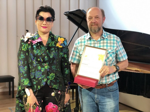  Дмитрий Федотов и председатель жюри Карина Сарсенова